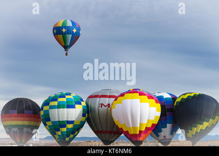 Ein Ballon nahm sich aus, bevor der Rest am Albuquerque Balloon Festival Stockfoto