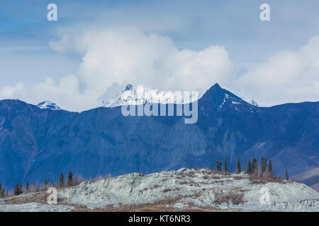 Endmoräne ofMatanuska Gletscher mit der Talkeetna Berge in der Ferne, nordöstlich von Anchorage, Alaska, USA Stockfoto