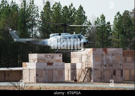 Ein UH-1 Huey, ausgerüstet mit einem Büro von Naval Research - finanzierte Autonome Antenne Cargo/Utility System (AACUS) Autonomie kit abhebt, während die abschließende Prüfung an der Marine Corps Base Quantico. Die AACUS Programm ist die Entwicklung eines innovativen Funktion, mit autonomen Flug, Ausweichmanövern, Ansätze, Landungen und Starts in allen vorhandenen Dreh-wing Aircraft. (U.S. Marine Stockfoto