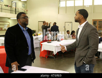 1. Lt Stedman S. Holman (rechts), Kommandant des 220Th Finance Loslösung, Mississippi Army National Guard, spricht mit dem Ehegatten eines Löten mit der 210Th Finance Battalion während einer Familientag Dez. 2, 2017, an der Raymond Straße Readiness Center in Jackson, Mississippi. Tag der Familie ist ein soziales Ereignis für die Soldaten und ihre Familien statt die Zeit zusammen zu genießen. (U.S. Army National Guard Stockfoto