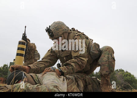 Troopers vom 1. Staffel "Tiger", 3.Kavallerie Regiments, Teilnahme an einem städtischen Ausbildung übung Dez. 7, 2017 in Fort Hood, Texas. Der städtischen Ausbildung Übung war in Vorbereitung des Regiments upcoming National Training Center Rotation zu Beginn des nächsten Jahres statt. Stockfoto