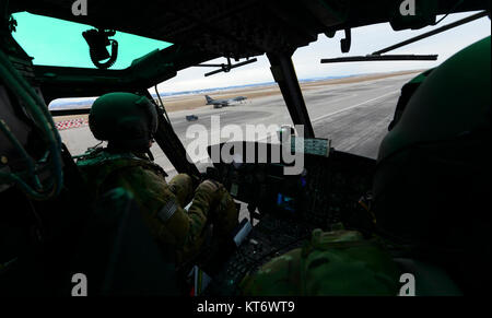 Ein UH-1N Huey Hubschrauber ab dem 37 Hubschrauber Geschwader an ZB. Warren Air Force Base, Wyo. Zieht aus Ellsworth Air Force Base, S.D., Dez. 7, 2017. Die übung war der Huey aircrew erstmals das Training mit der B-1-Bomber und wurde entworfen, um Ihnen zu helfen, für reale Situationen vorzubereiten. (U.S. Air Force Stockfoto