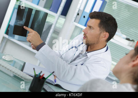 Arzt zum Patienten die Xray Ergebnis Stockfoto