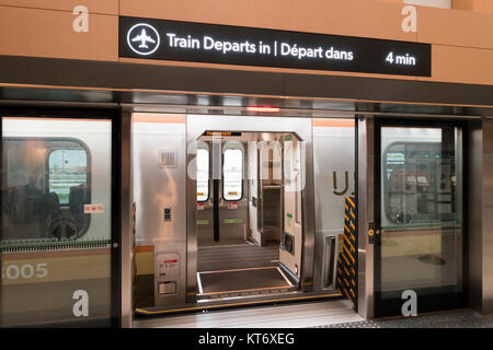 Auf der Plattform innerhalb der bis Express oder Union Pearson Express Zug an der Union Station in Toronto, Ontario, Kanada. Stockfoto