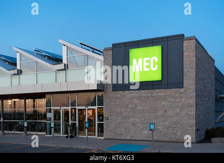 Ein Mountain Equipment Co-op-MEC store in Barrie, Ontario, Kanada. Stockfoto