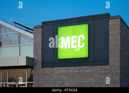 Das Logo einer Mountain Equipment Co-op-MEC store in Barrie, Ontario, Kanada. Stockfoto