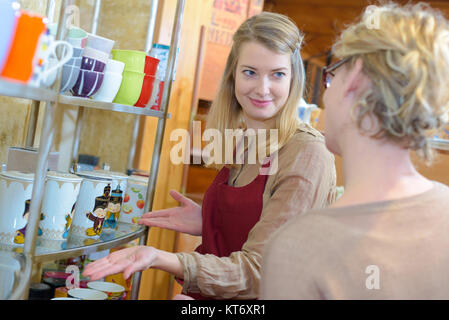 Frau unterstützt Schale in einem Shop zu wählen Stockfoto