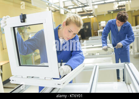 Menschen arbeiten in Fensterfabrik Stockfoto