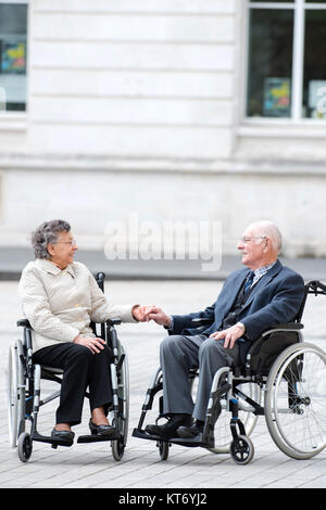 Senior Paar im Rollstuhl sprechen im Park Stockfoto
