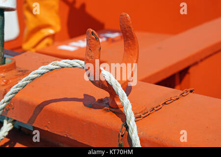 Detaillierte Ansicht von Seil, nautische Geräte mit roten Boot Hintergrund, Stockfoto