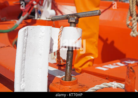 Detaillierte Ansicht von Seil, nautische Geräte mit roten Boot Hintergrund, Stockfoto