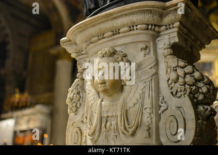 Ein Marmor cherub Skulptur in der Nähe der Kanzel auf die Kathedrale oder den Dom von Pisa Italien Stockfoto