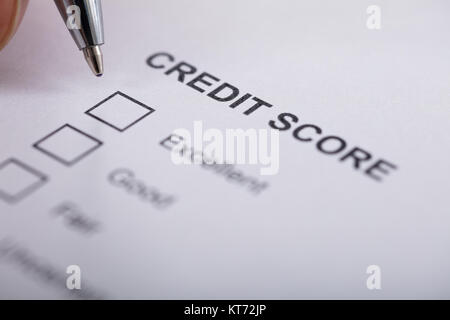 Person Befüllen Credit Score Form Stockfoto