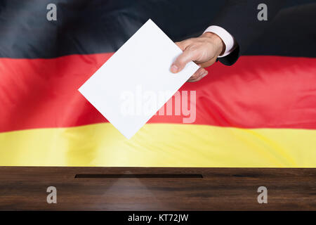 Person die Abstimmung in einer Wahlurne Stockfoto