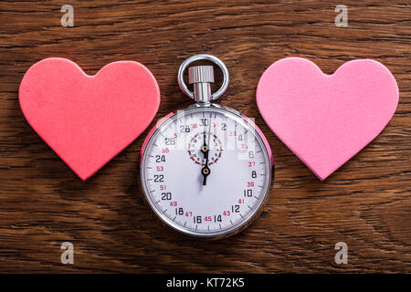 Speed Dating Konzept. Herzen und eine Stoppuhr Stockfoto