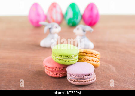 Macarons mit Ostereier und Hasen Stockfoto