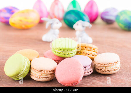 Macarons mit Ostereier und Hasen Stockfoto