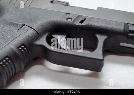 Eine Nahaufnahme von einem schwarzen halbautomatische Pistole, die Trigger, Trigger Guard, Grip und Auswurf port Stockfoto