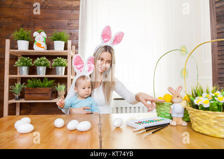 Glückliche Mutter und Ihr süßes Kind tragen Häschenohren, immer bereit für Ostern Stockfoto