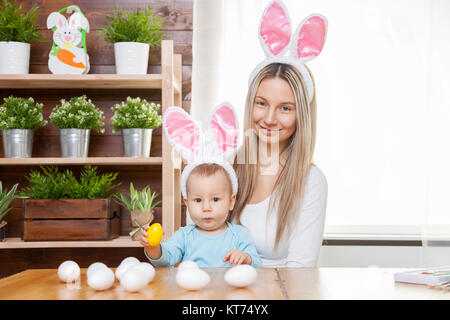 Glückliche Mutter und Ihr süßes Kind tragen Häschenohren, immer bereit für Ostern Stockfoto