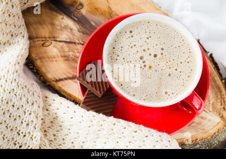 Frühstück im Bett. Cappuccino und Schokolade. Stockfoto