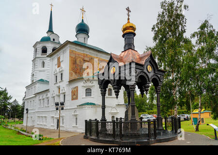 Kirche unseres Erlösers. Die Kirche wurde 1706-1710 erbaut. Und Kapelle mit einem Gedenkstein an die Gründer der Stadt Irkutsk von dankbaren descen Stockfoto