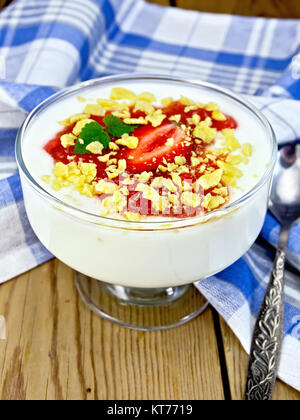 Dessert Milch mit Erdbeere und Flocken in die Schüssel an Bord Stockfoto