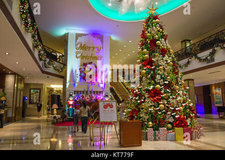 Geschmückten Weihnachtsbaum und Frohe Weihnachten Anmeldung im Foyer des Marco Polo Hotel, Cebu City, Philippinen Stockfoto