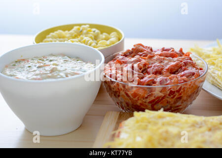 Bunte Salate in Keramikschüsseln und Salz Stockfoto