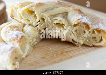 Frisch und lecker Käse torte Schneiden auf der Holzplatte Stockfoto