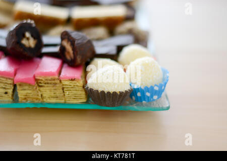 Farbenfroh und köstliche hausgemachte kleine Kuchen auf Glasplatte angeordnet Stockfoto