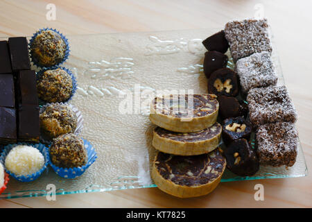 Farbenfroh und köstliche hausgemachte kleine Kuchen auf Glasplatte angeordnet Stockfoto