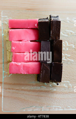 Farbenfroh und köstliche hausgemachte kleine Kuchen auf Glasplatte angeordnet Stockfoto