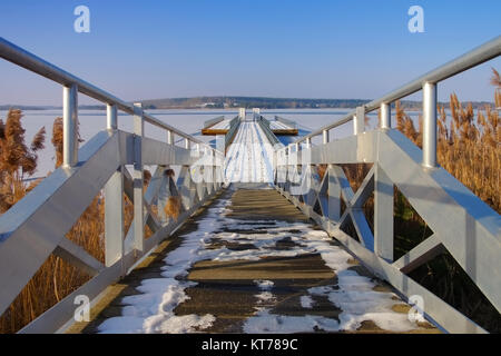 Schwimmender Steg, Lausitzer Seenland - schwimmende Brücke im Winter, Lausitzer Seenland Stockfoto