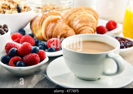 Frühstück serviert mit Kaffee, Saft, Croissants und Obst Stockfoto