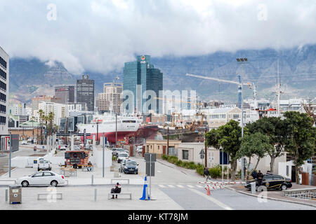 Kapstadt, Südafrika - 22. NOVEMBER 2017: Blick auf den Hafen mit Hochhaus im Hintergrund Stockfoto
