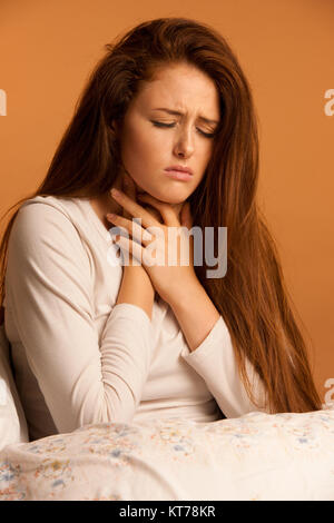 Erkrankungen Grippe Halsschmerzen Frau im Bett ruhen Stockfoto