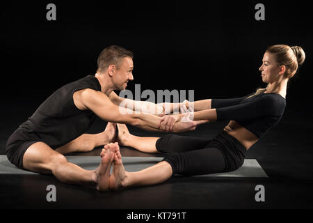 Durchführung von Acroyoga paar Stockfoto