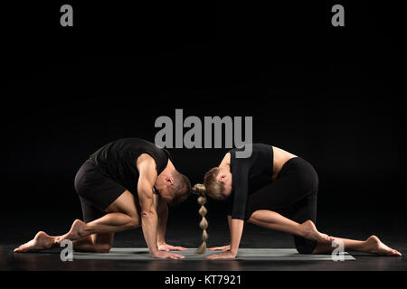 Durchführung von Acroyoga paar Stockfoto