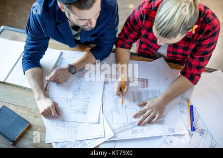 Architekten-Entwürfe diskutieren Stockfoto