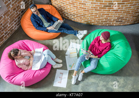 Menschen in Sitzsäcken Stockfoto