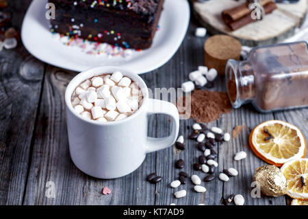 Kakao mit Marshmallows auf einem grauen Holz- Oberfläche Stockfoto