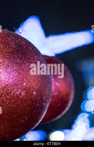 Menschen versammeln sich in Cardiff City Centre in der Erwartung von Santa kommen auf dem Schlitten und zum Anzeigen der Weihnachtsbeleuchtung, die eingeschaltet werden Stockfoto