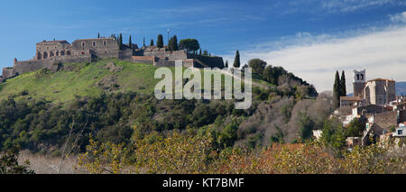 Schloss und Dorf von Hostalric, Provinz Girona, Katalonien. Stockfoto