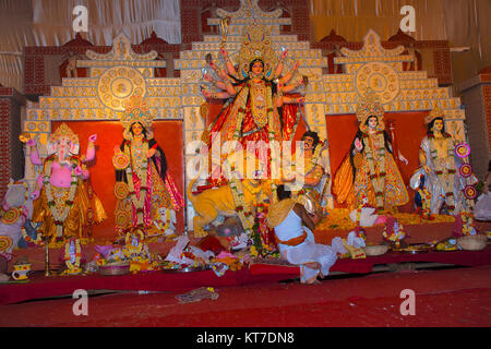 Idol der Göttin Durga. Festival ist während der gesamten Laufzeit der Navaratri für 10 Tage gefeiert. Kongress Bhawan, Pune, Maharashtra Stockfoto