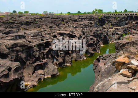 Natürlich erstellt Schlaglöcher (TINAJAS) auf dem Flussbett des Kukadi Fluss, Nighoj, Ahmednagar District, Maharashtra Stockfoto