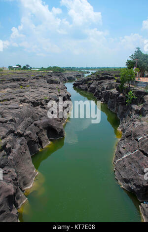 Natürlich erstellt Schlaglöcher (TINAJAS) auf dem Flussbett des Kukadi Fluss, Nighoj, Ahmednagar District, Maharashtra Stockfoto