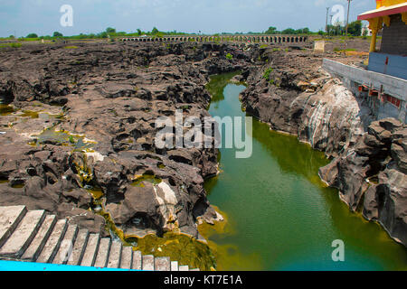 Natürlich erstellt Schlaglöcher (TINAJAS) auf dem Flussbett des Kukadi Fluss, Nighoj, Ahmednagar District, Maharashtra Stockfoto