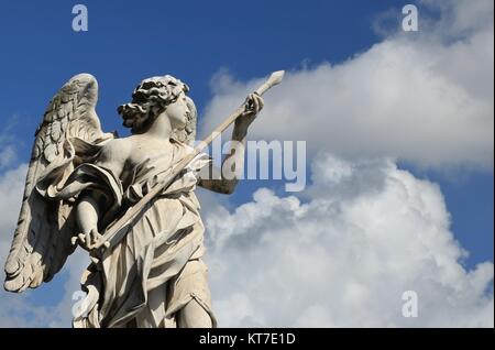 Skulptur "Der Engel mit der Lanze' von der Ponte Sant'Angelo, die auch als Brücke von Engeln in Rom, Italien. Stockfoto