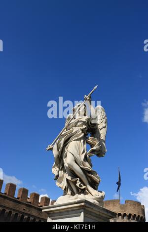 Skulptur "Der Engel mit der Lanze' von der Ponte Sant'Angelo, die auch als Brücke von Engeln in Rom, Italien. Stockfoto